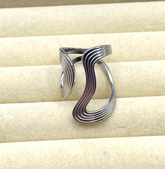 Large Wavy Lined Ring